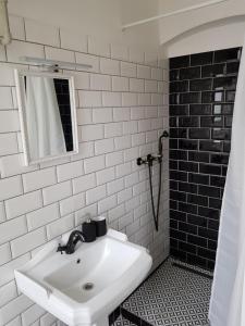 Baño blanco con lavabo y espejo en Vila Janáčkova - 1st republic villa en Trutnov