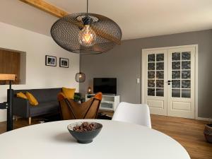 シュレースヴィヒにあるFerienwohnung Leonardのリビングルーム(テーブル、ボウル付)