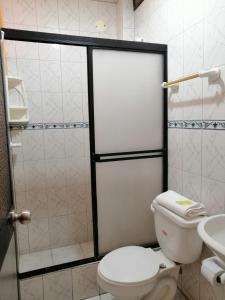 ein Bad mit einem WC, einer Dusche und einem Waschbecken in der Unterkunft Hotel Sánchez Internacional in La Maná