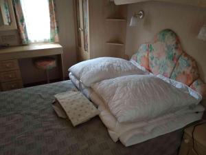 a bedroom with a bed with a pillow and a window at Dar Kalu Jas in Kal