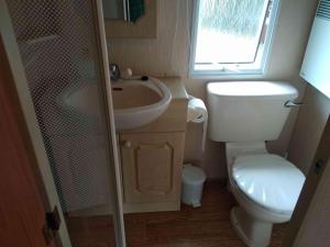 a small bathroom with a toilet and a sink at Dar Kalu Jas in Kal