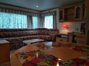 a living room with a couch and a table at Dar Kalu Jas in Kal