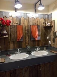 een badkamer met 2 wastafels en 2 spiegels bij le Clos de la Livre in Fontaine-sur-Ay