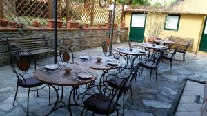 un grupo de mesas y sillas en un patio en Florence Decamerone B&B, en Florencia