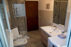Ett badrum på N228 - Numana, quadrilocale ristrutturato con giardino