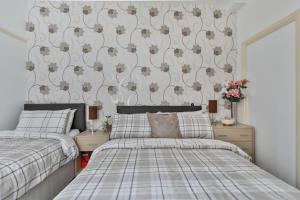 Katil atau katil-katil dalam bilik di Chomley holiday flats