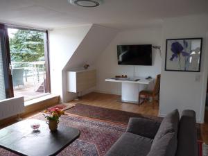 a living room with a couch and a table at Ferienwohnung GOMO in Stockelsdorf