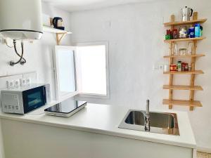 Kuchyňa alebo kuchynka v ubytovaní Easy Nerja Beach House