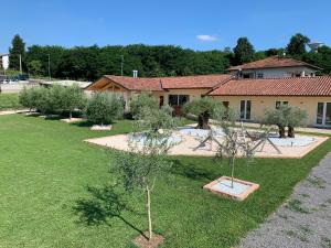 Casnate con BernateにあるB&B Alciliegioの木々と建物のある庭園の上空の景色