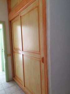 un mobile in legno nell'angolo di una stanza di Lu Lisandru a Telti
