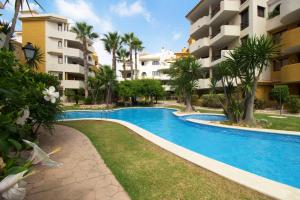 una piscina di fronte a un edificio di Panorama Park a Torrevieja