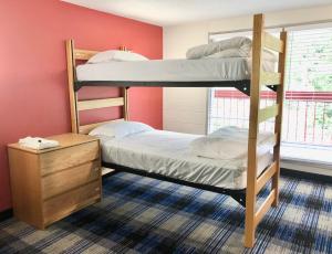 Krevet ili kreveti na kat u jedinici u objektu Gatlinburg View Lodge