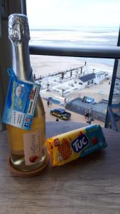 une bouteille de moutarde et un sac de chips à côté d'une fenêtre dans l'établissement WAW vakantie appartement, à Middelkerke