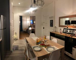 cocina y comedor con mesa y sillas en Jules Janin, en Saint-Étienne