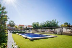 basen na środku trawnika w obiekcie Royal Park w mieście Torrevieja