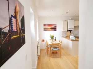 Η κουζίνα ή μικρή κουζίνα στο 'Little Eaton Margate' Perfectly located Town House by the Sea, with FREE parking!