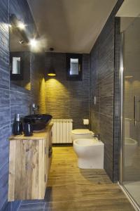 baño con 2 aseos, lavamanos y aseo en S H E N K I N ChicLife Design Apt next to the Museum en Bergamo