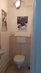 a small bathroom with a toilet and a sink at Hôtel du Lac in Treignac