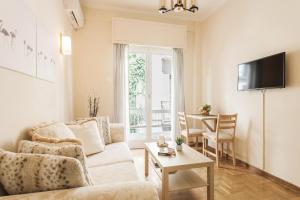 ein Wohnzimmer mit einem Sofa und einem Tisch in der Unterkunft La casa di Plaka in Athen