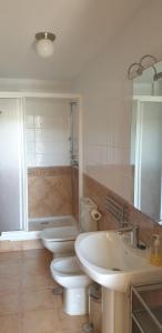 a bathroom with three toilets and a sink and a tub at Apartamentos La Panerona in Tineo +13 photos