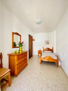 Ένα ή περισσότερα κρεβάτια σε δωμάτιο στο Chipiona/casa adosada/céntrico+playa/5plazas/garaje/