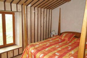Tempat tidur dalam kamar di Gîte La Garauderie