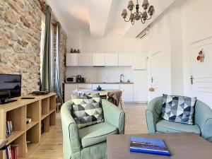 sala de estar con 2 sillas y mesa en Hanna-Logis en Antibes