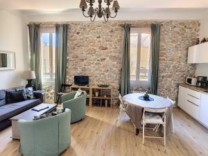 a living room with a couch and a table at Hanna-Logis in Antibes