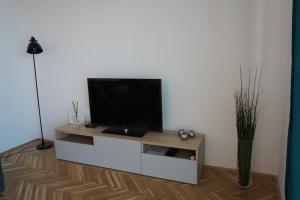 TV a/nebo společenská místnost v ubytování Tip Top #3