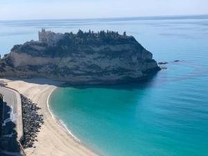Un'isola nell'oceano con un castello sopra di Loft Tropea a Tropea