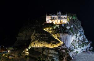 un castello sul fianco di una montagna di notte di Loft Tropea a Tropea