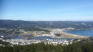 z góry widok na miasto i plażę w obiekcie 10 mts de la Playa de Covas - Viveiro con piscina Resurrection fest w mieście Viveiro