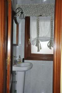 Koupelna v ubytování Duplex céntrico en Noja con acceso a spa relax.