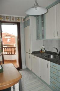 Kuchyň nebo kuchyňský kout v ubytování Duplex céntrico en Noja con acceso a spa relax.