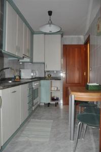 Kuchyň nebo kuchyňský kout v ubytování Duplex céntrico en Noja con acceso a spa relax.