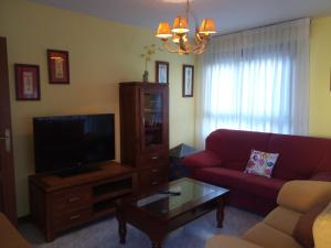 TV a/nebo společenská místnost v ubytování Duplex céntrico en Noja con acceso a spa relax.