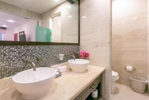łazienka z 2 umywalkami i toaletą w obiekcie Pueblito Escondido By Hola Home and Land w mieście Playa del Carmen