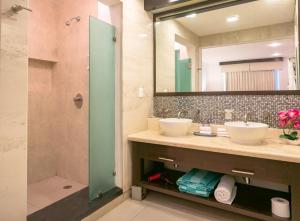 łazienka z 2 umywalkami i prysznicem w obiekcie Pueblito Escondido By Hola Home and Land w mieście Playa del Carmen