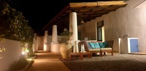 d'une terrasse avec 2 chaises, une table et un réfrigérateur. dans l'établissement Villa Euribia, à Santa Marina Salina