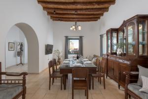 - une salle à manger avec une table et des chaises dans l'établissement Kite Blue Villas, à Kattavía