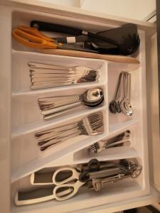 ein Kühlschrank voller Utensilien in der Unterkunft Apartament Platynowy w Centrum Miasta in Częstochowa