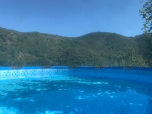 a swimming pool with mountains in the background at Casa do Meio da Vila in Loriga