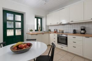 Kuchyňa alebo kuchynka v ubytovaní Kite Blue Villas