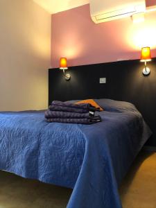 1 dormitorio con 1 cama con sábanas azules y 2 lámparas en Viangella - Dramatic sea view! Top floor 2km to Monaco en Cap d'Ail