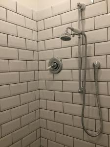 eine Dusche in einem weiß gefliesten Bad in der Unterkunft Petit Paradis, 1 bedroom house in Sommières + 38 Fotos