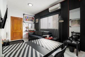 een woonkamer met een bank en een tafel bij MZ flat in Málaga