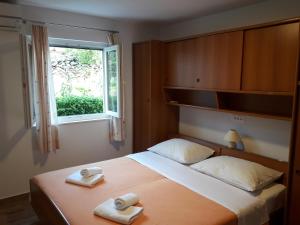 Postel nebo postele na pokoji v ubytování Apartments Gracia & Toni