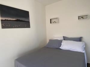 - une chambre avec un lit orné d'une peinture murale dans l'établissement Charmant studio pour étudiant seul ou à 2, à Villeneuve-lès-Maguelone