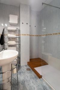 a bathroom with a sink and a shower at MZ flat in Málaga