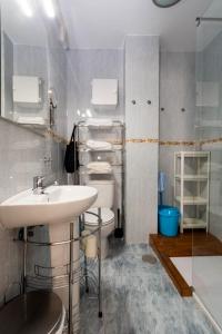 een badkamer met wastafel en toilet bij MZ flat in Málaga +41 foto's